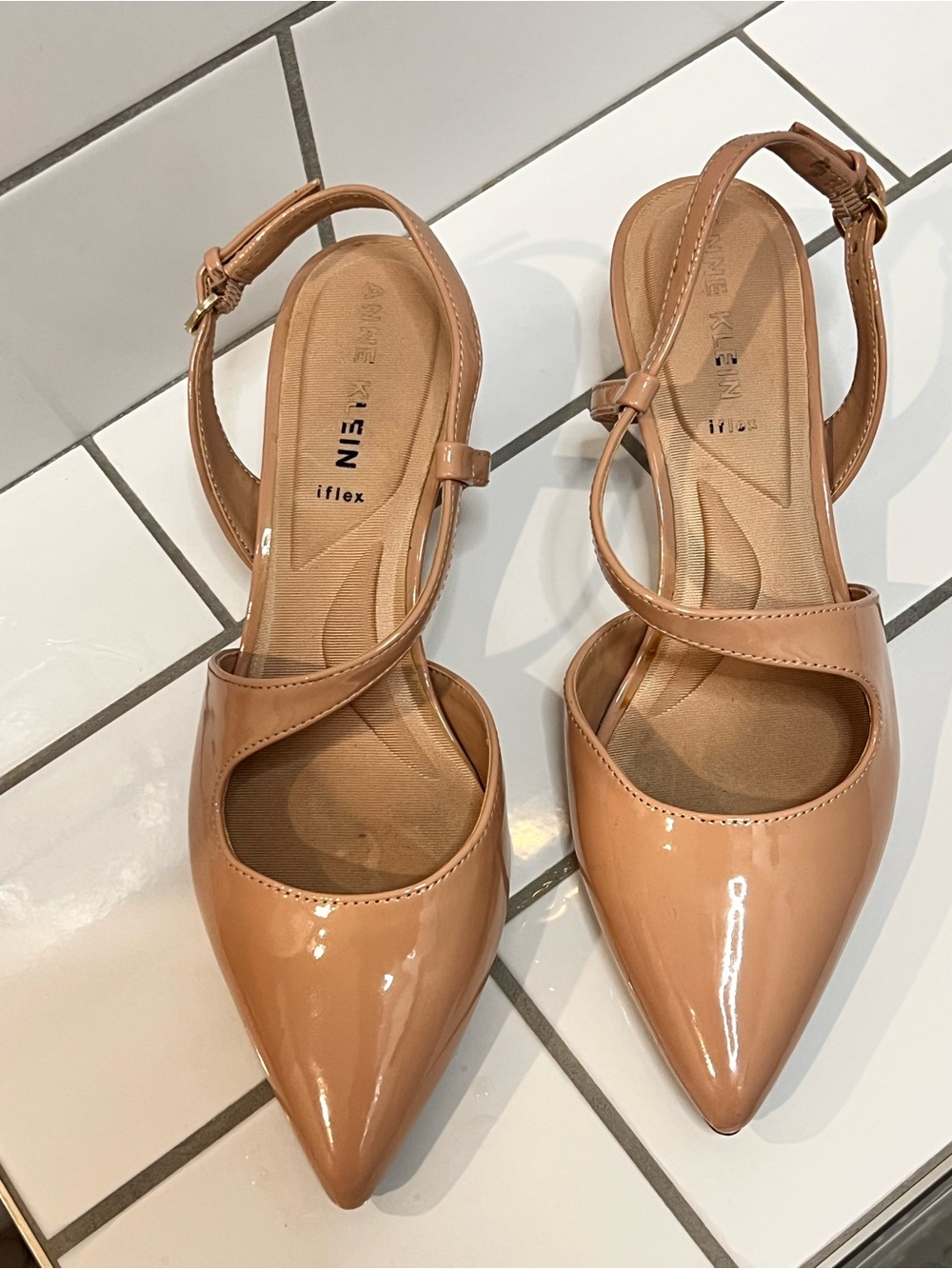 Anne Klein Izzi Beige Patent Slingback Pumps Pointed Toe Heel Nude Size 6 - Picture 2 of 7